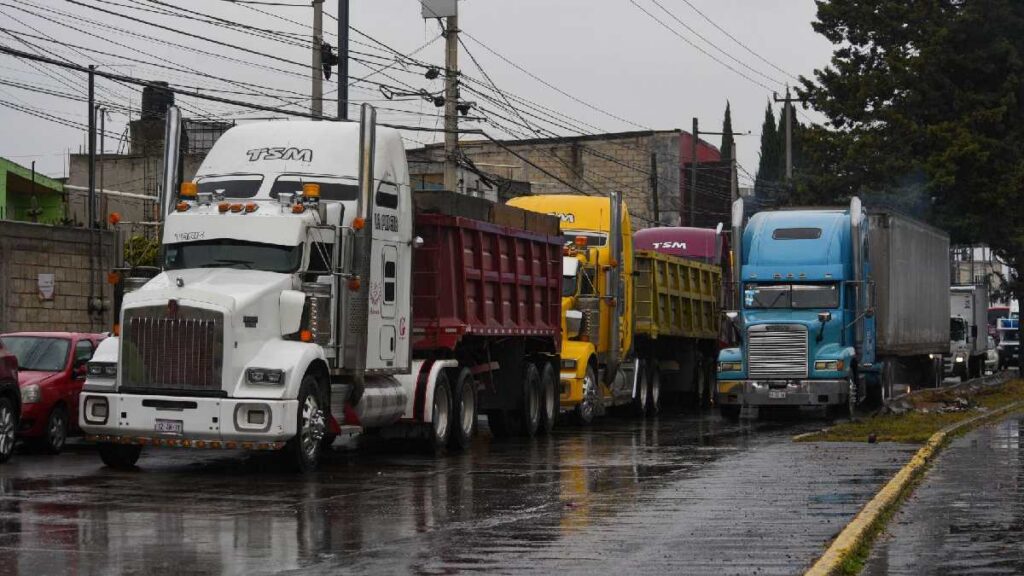 Choferes de carga deberán recibir un aumento salarial en 2026; checa cuánto