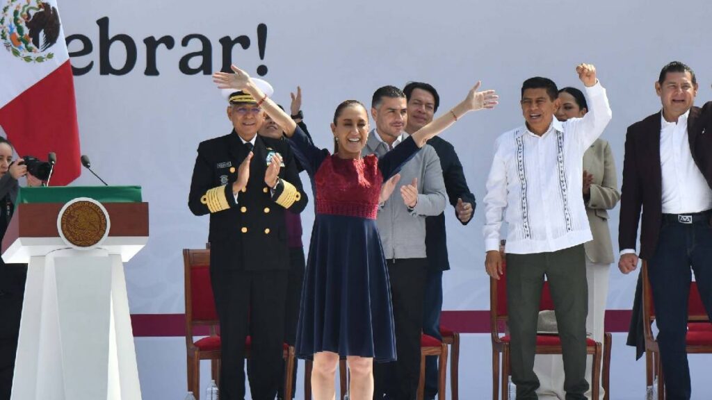 Sheinbaum reúne a miles en el Zócalo por los 7 años de la 4T y presenta balance de logros, programas y obras.