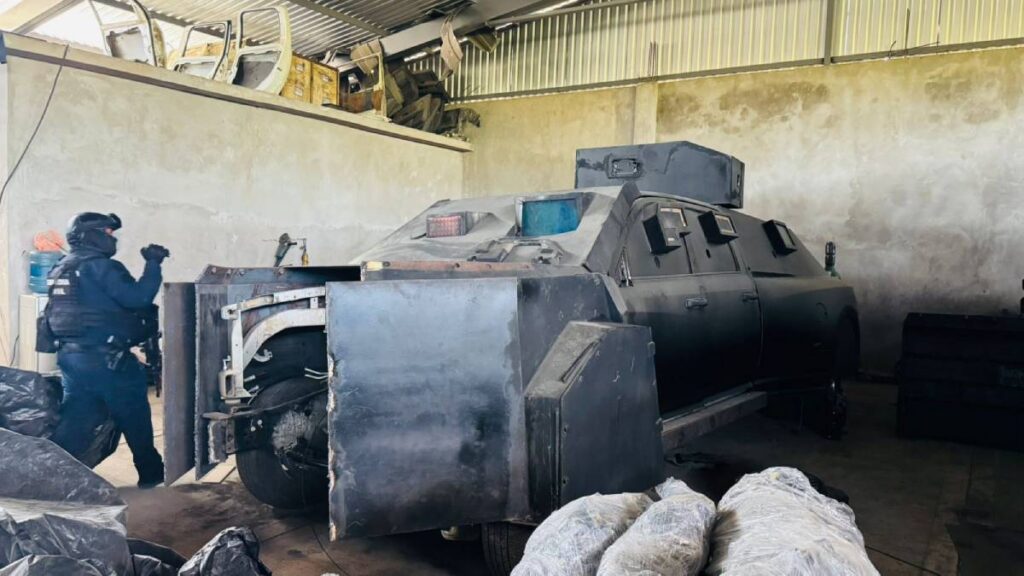 Vehículos tipo monstruo en Coahuayana.