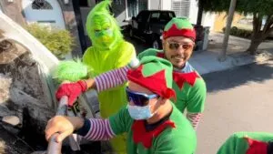 Duendes navideños limpian las calles de Colima