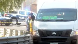 Cachan a mujer robándose el pasaje de una combi en Zumpango; video