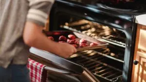 Cómo limpiar una bandeja de horno llena de grasa: el truco con jabón para platos y bicarbonato que la deja como nueva