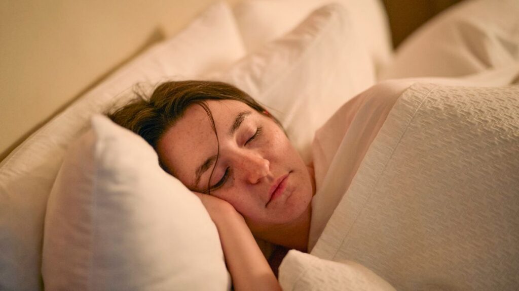 Cómo quitar el maquillaje de las fundas de almohada: esto es lo que recomiendan las expertas para quitarlo. Foto| AFP