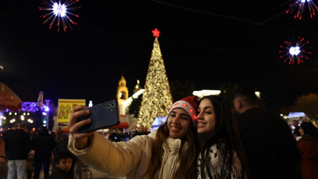 Con la tregua en Gaza, este año vuelve la Navidad festiva a Belén, tras 2 años opacada por la guerra