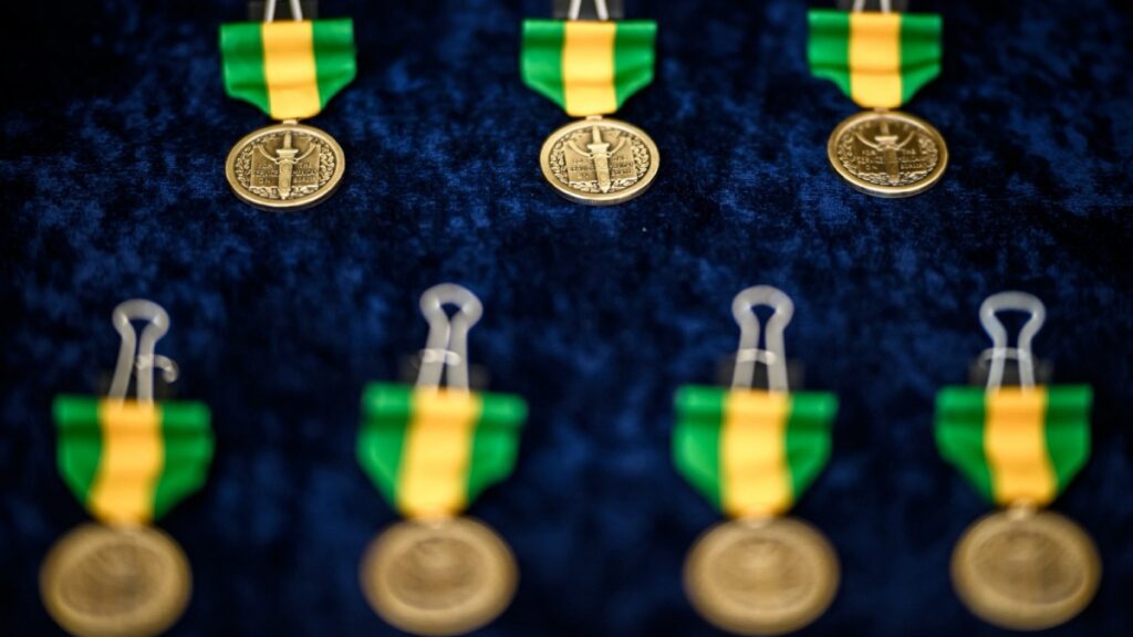 Condecora Trump a 13 militares desplegados para patrullar la frontera entre Estados Unidos y México