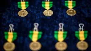 Condecora Trump a 13 militares desplegados para patrullar la frontera entre Estados Unidos y México