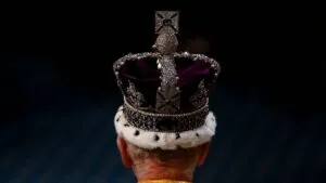 VIDEO: Activistas lanzan comida contra vitrina de la Corona Imperial en Londres