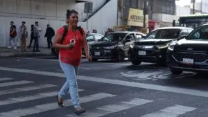 Cruces peatonales peligrosos persisten en CDMX