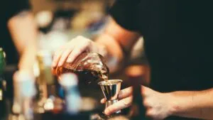 ¿Cuándo el consumo de alcohol deja de ser normal? Alertan por abusos en fiestas decembrinas