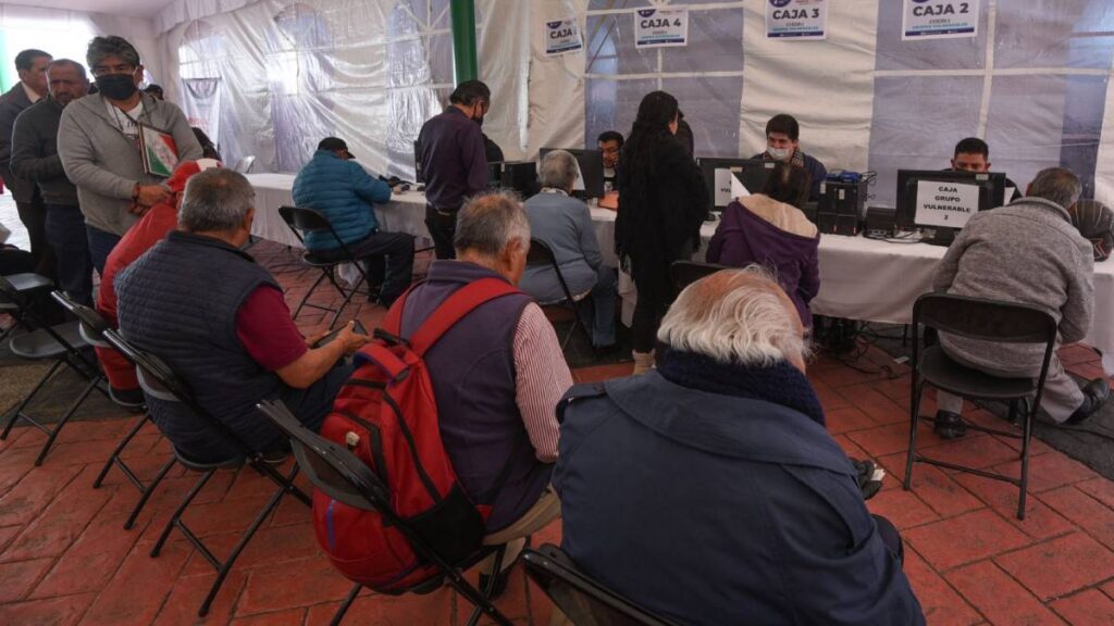 Adultos mayores pagando servicios.