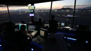 Controladores aéreos cancelan marcha del 3 de diciembre tras reunión con SICT