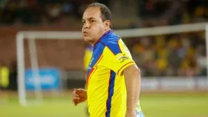 Cuauhtémoc Blanco suelta cachetadón a portero de Chivas en partido de leyendas