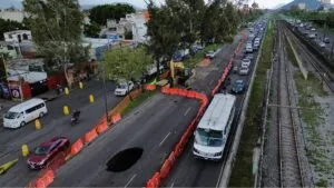 Se abre socavón en el cruce de División del Norte y Miguel Ángel de Quevedo