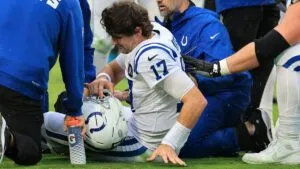 Video capta a Daniel Jones, de los Colts, golpeando su casco de frustración tras dura lesión