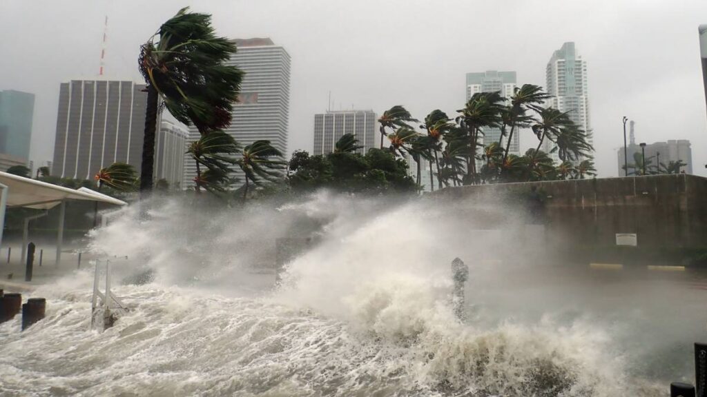 Aseguradoras pagan más de 8 mil mdp por daños climáticos en 2025: ¿qué cubre una póliza de seguro?