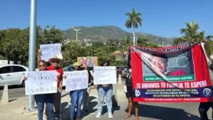 Bloquean la Costera Miguel Alemán en Acapulco; exigen localizar a estudiantes desaparecidos
