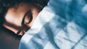 ¿Dormir a la misma hora todos los días? Un hábito que podría mejorar tu presión arterial