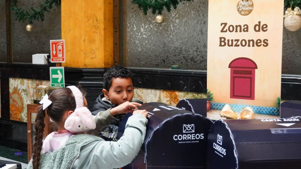 Desde "un papá" hasta "paz en México", pequeños mandan sus deseos al Polo Norte desde el Palacio de los Deseos