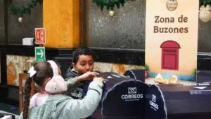 Desde "un papá" hasta "paz en México", pequeños mandan sus deseos al Polo Norte desde el Palacio de los Deseos