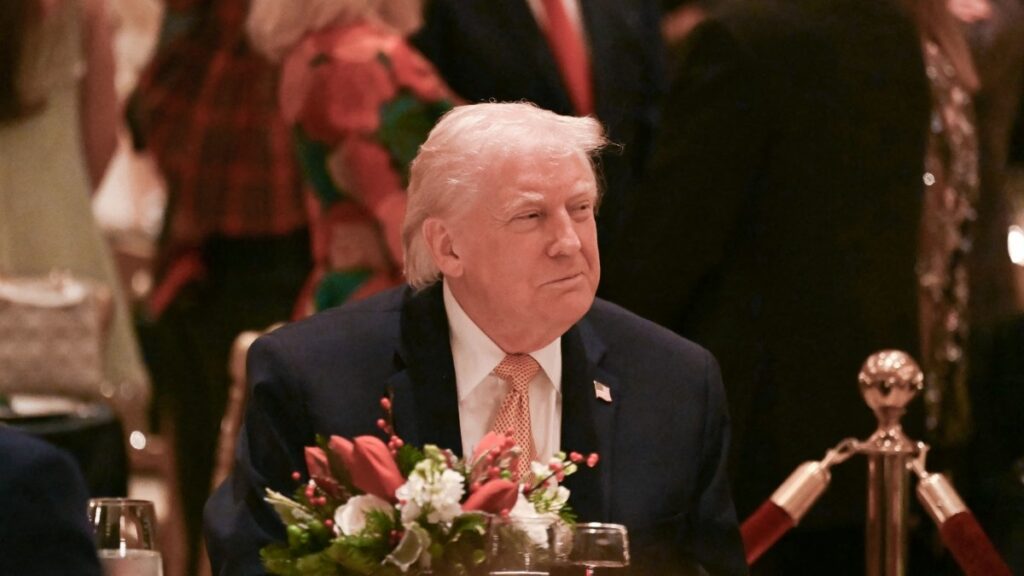 Desea Trump feliz Navidad en mensaje en el que hasta incluyó a "la izquierda radical" estadounidense