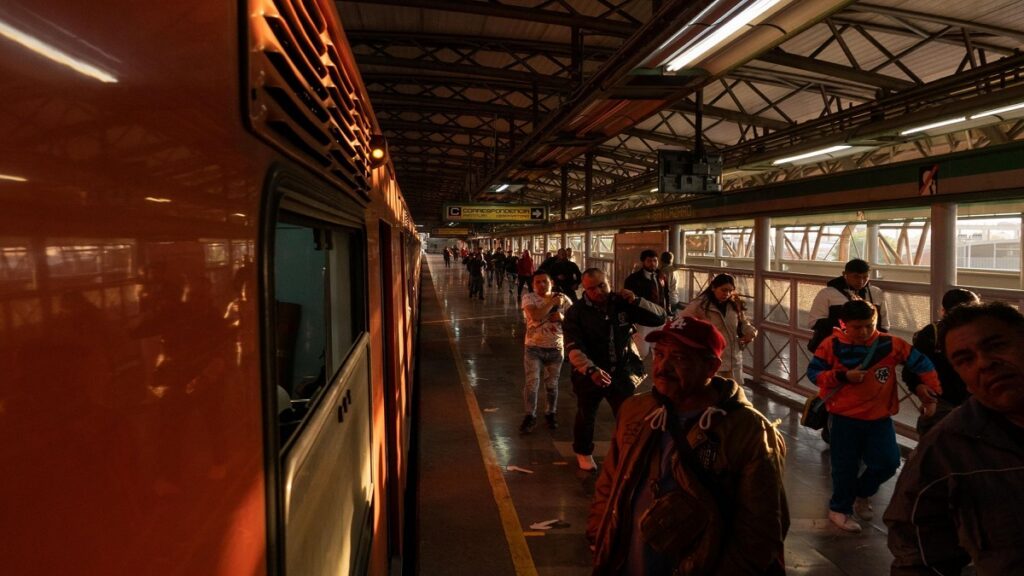 despierta-a-media-luz-la-linea-b-del-metro-cdmx-usuarios-reportan-fallas-electricas-en-estaciones
