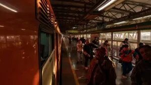 Despierta a media luz la Línea B del Metro CDMX; usuarios reportan fallas eléctricas en estaciones