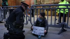 Detienen a Greta Thunberg en Londres por protestar contra detención de activistas pro Palestina