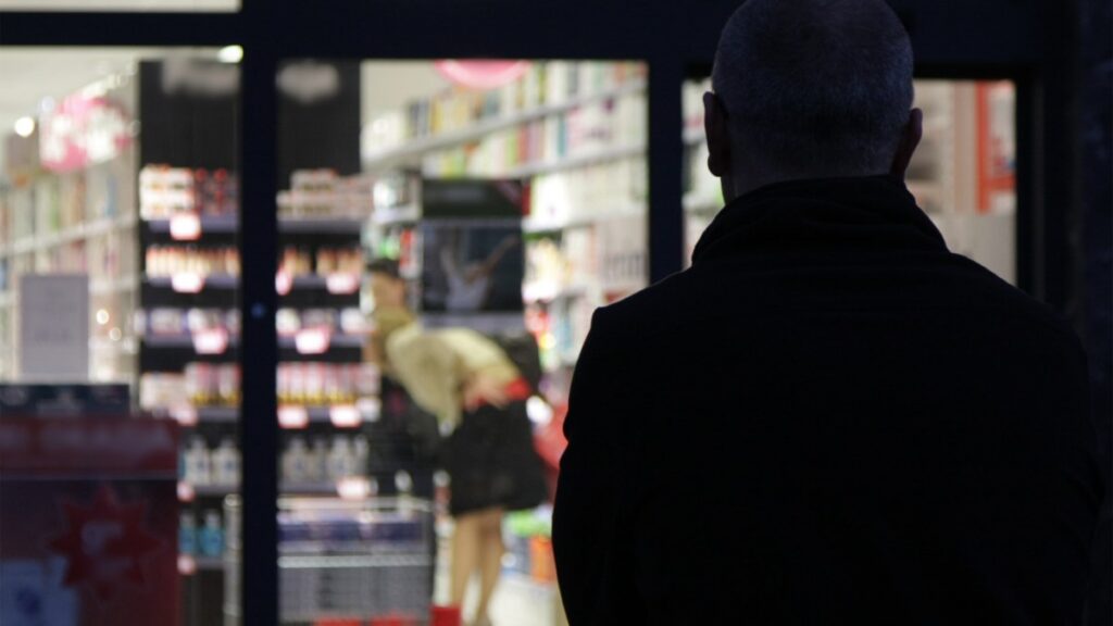 Detienen a mujer que mordió a empleado tras robar espejos en la CDMX