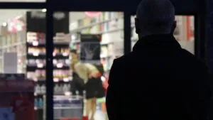 Detienen a mujer que mordió a empleado al intentar robar 70 espejos en tienda de la CDMX