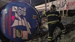 ¡Otra más! Pipa de gas vuelca cerca del Estadio Azteca; no se reportan lesionados