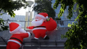 ¡Ni Santa Claus se salva de la delincuencia! Cachan a sujeto robarse inflable en Puebla