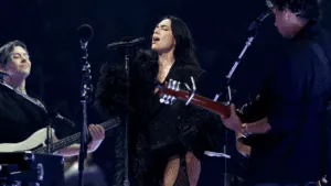 Dua Lipa interpretó “Bésame mucho” y firmó cuerpo de fan: así fue su primer concierto en CDMX