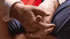 ¡Por saludar mucho! Casa Blanca explica moretones y vendajes en mano de Donald Trump