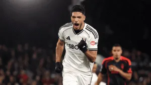 ¡Hace historia! Raúl Jiménez iguala el mejor récord de penales en Premier League