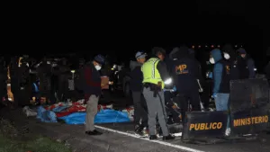 Autobús cae a barranco en Guatemala; hay al menos 15 muertos y 20 heridos