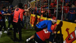 Final de futbol en Guatemala termina con golpes en la cancha; aficionados también ingresaron