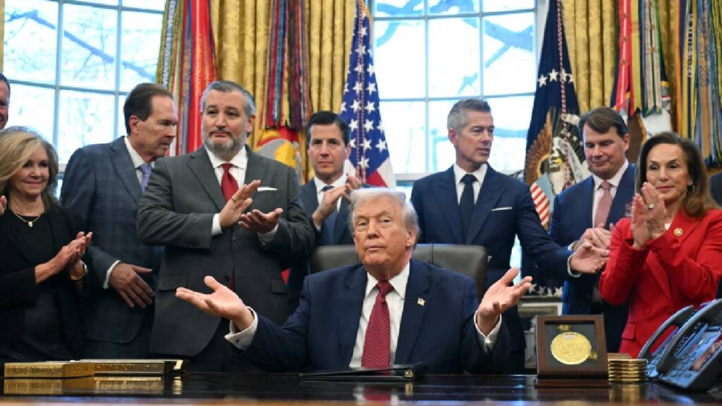 Trump amenaza con dejar vencer el T-MEC y buscar un nuevo pacto comercial con México y Canadá por tema de autos.