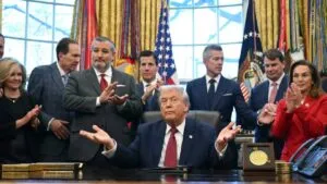 Trump amenaza con dejar morir el T-MEC y abrir nuevo acuerdo comercial