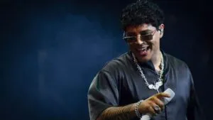 Eduin Caz, vocalista de Grupo Firme, rompe pantalla en pleno concierto: video