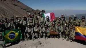 A la cima del país, así se forman los paracaidistas montañistas del Ejército