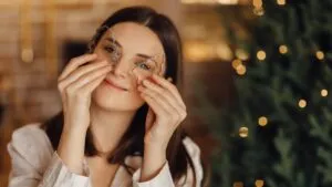La extraña enfermedad que hace brillar los ojos como un árbol de Navidad