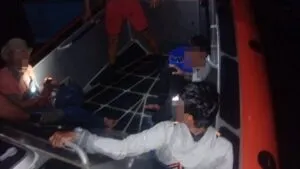 Marina rescata a tres náufragos frente a costas de Chiapas