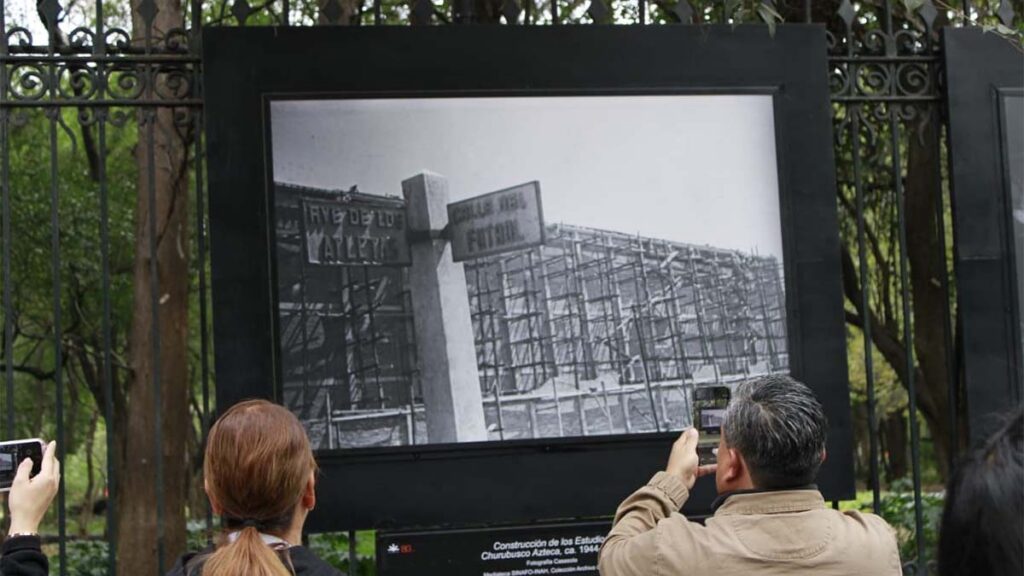 Exposición en las rejas del Bosque de Chapultepec.