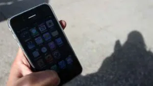 Usan WhatsApp y videollamada para engañar y extorsionar a familia en Cancún