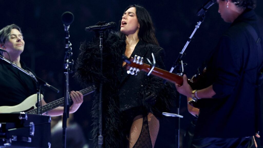 Fans de Dua Lipa hacen fila desde un día antes para su segundo show. Foto AFP