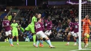 Raúl Jiménez, presente en histórico triunfo del Fulham ante el Burnley