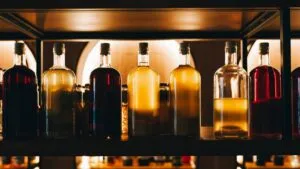 Evita alcohol adulterado: SAT revela cómo verificar que sea auténtico