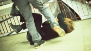 Golpean y disparan a motociclista en Puebla; momento queda grabado