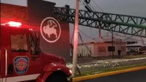 Se desploma grúa de gran tamaño en Boca del Río y causa daños a restaurante y autos