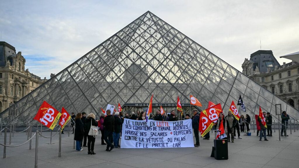 Huelga obliga al cierre del Louvre: trabajadores protestan por condiciones laborales